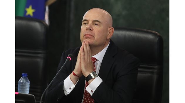 Главният прокурор Иван Гешев бе отстранен от поста.