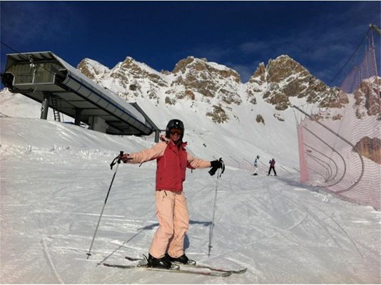 Галя Щърбева кара ски на Алпите. 
СНИМКА: ЛИЧЕН АРХИВ
