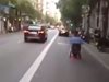Мъж в инвалидна количка показва умения като на шофьор от „Формула 1”