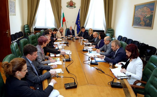 Премиерът Огнян Герджиков организира среща на предишното и сегашното ръководство на земеделското министерство.