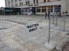 Реститути "отхапаха" част от площада в Пловдив, оградиха го и го заключиха