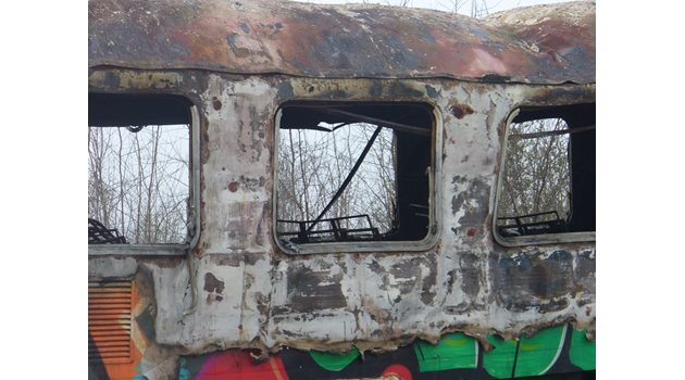 Двата последни вагони на бързия влак от София за Бургас са унищожени напълно от пожара на гара Коньово.