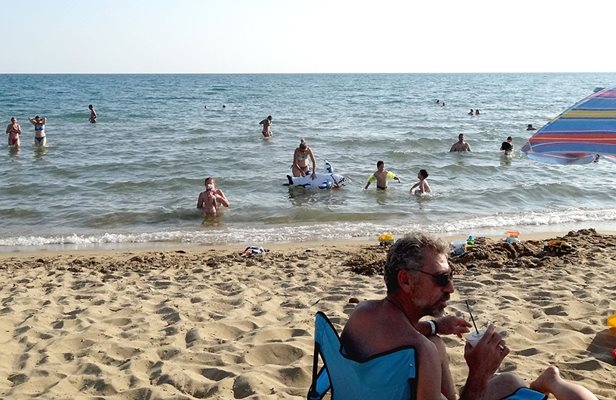 Гръцките плажове са пълни, а места в хотелите вече почти не се намират.