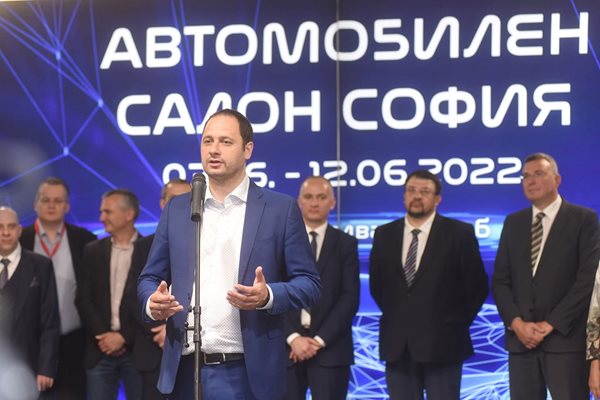 Евродепутатът от БСП Петър Витанов говори по време на откриването на "Автосалон София 2022". Политикът предлага по-ниски данъци за електрическите коли.