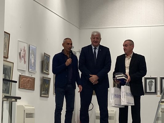 Олимпийският шампион по вдигане на тежести Асен Златев бе награден от кмета на Пловдив Здравко Димитров.