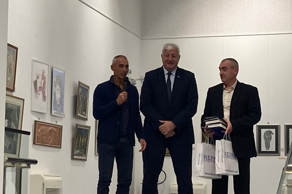 Олимпийският шампион по вдигане на тежести Асен Златев бе награден от кмета на Пловдив Здравко Димитров.
