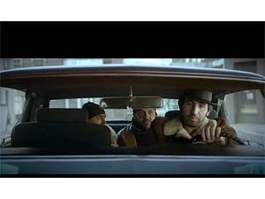 В РОЛЯ: Юрий Рахнев (шофьорът) и Владо Стоев - пиар на “Под прикритие”, в реклама на мобилен оператор.