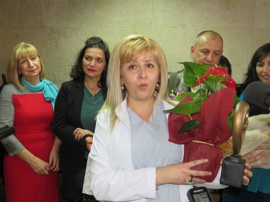 Албена Василева с приза Акушерка на 2018 г.