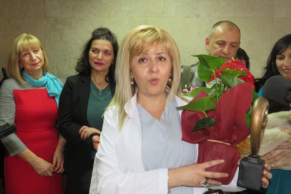 Албена Василева с приза Акушерка на 2018 г.