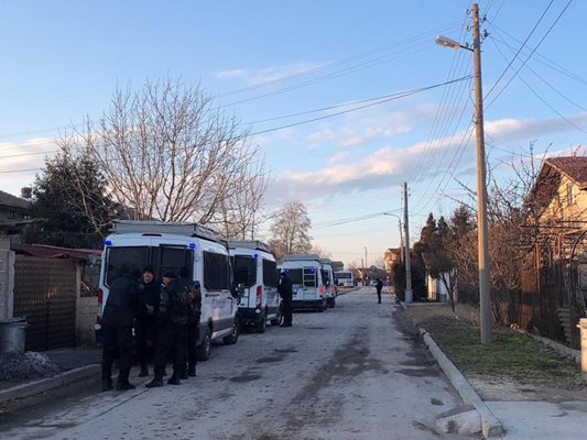 Над 10 буса на жандармерията вече са в очакване на протеста във Войводиново. СНИМКИ: Калина Паскалева