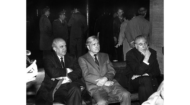 Чудомир Александров, Добри Джуров и Александър Лилов (от ляво надясно) слушат внимателно.
СНИМКА: ИВАН ГРИГОРОВ

