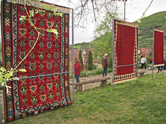 Инсталации с чипровски килими на фестивала
