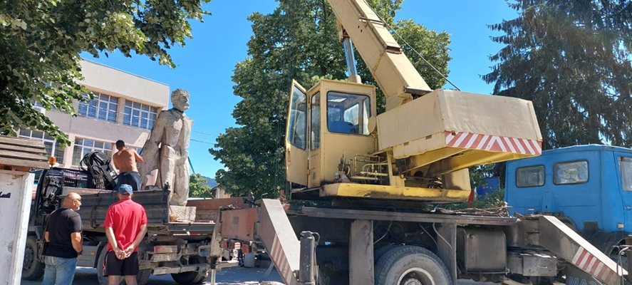 Известната скулптура бе премахната и по желание на автора й.