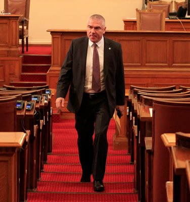 Като депутат Веселин Марешки гласува закони, които определят правилата за всички. Поради това е редно да се знае дали самият той ги спазва.
