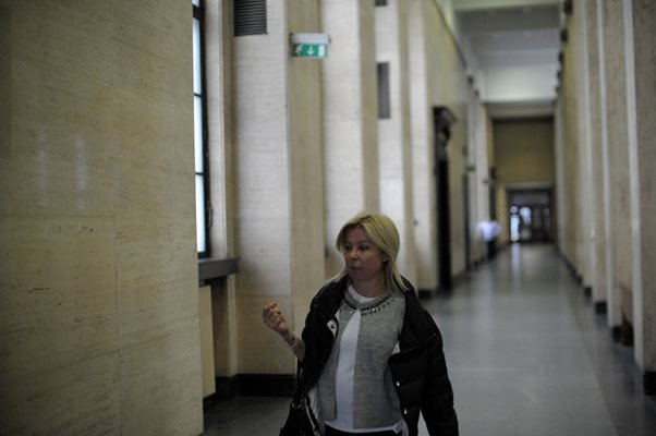 Десислава Дишлиева кротко изслуша от подсъдимата скамейка как друг обвиняем ще я съди
