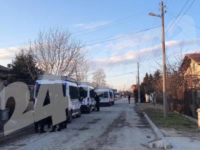 Над 10 буса на жандармерията вече са в очакване на протеста във Войводиново. СНИМКИ: Калина Паскалева