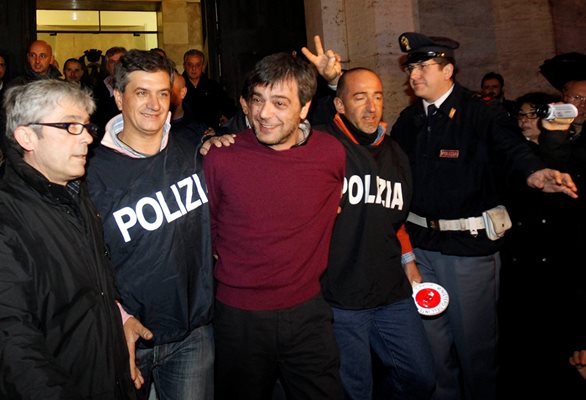 Италиански полицаи ескортират боса на Камората Антонио Йовине в Неапол. Той бе арестуван през 2010 г., след като се укриваше 14 години и беше един от най-издирваните престъпници в Италия.  СНИМКА: РОЙТЕРС
