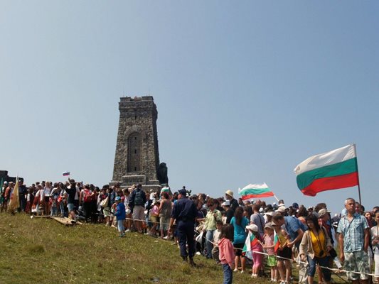 Хиляди се стичат на паметника