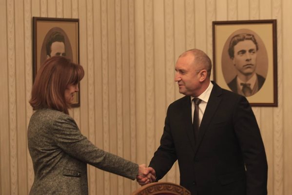 Президентът Румен Радев и шефката на ЦИК Камелия Нейкова