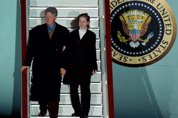 Бил Клинтън слиза по стълбичката от самолета с дъщеря си Челси в София през 1999 г.