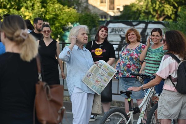 С лозунги „Искаме дървета, не искаме асфалт“ протестиращите затвориха за автомобили ул. "Опълченска" в района на метростанция „Опълченска“