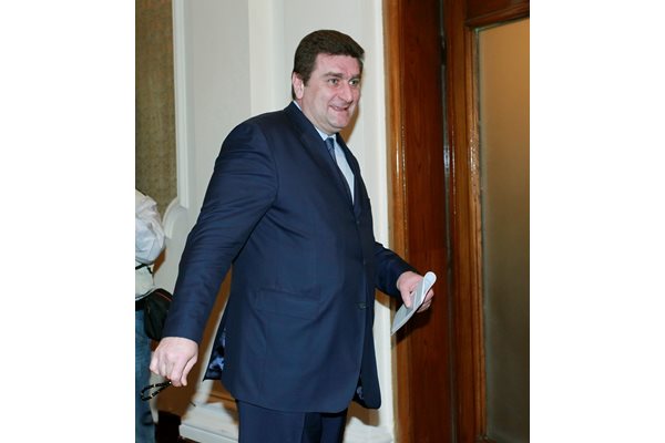 Заради липсата на резултата от проверките Валентин Златев заяви, че над  Марешки има тежък политически чадър.