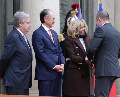 Румен Радев е посрещнат пред Елисейския дворец от първата дама на франция, шефа на Световната банка и генералния секретар на ООН (от дясно на ляво).