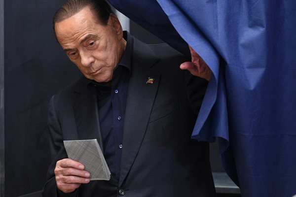 Новите евродепутати на Италия - без Мусолини, но Берлускони печели място


