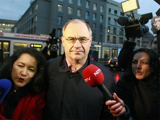 Рудолф Елмер, заобиколен от журналисти, на излизане от съда. Малко след това той бе арестуван повторно от швейцарската полиция.
Снимка Ройтерс