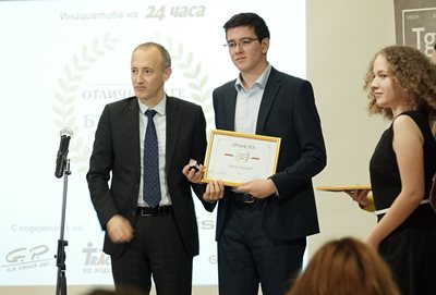 Красимир Вълчев връчва наградата "Отличник на България" на Рангел Плачков от СМГ.