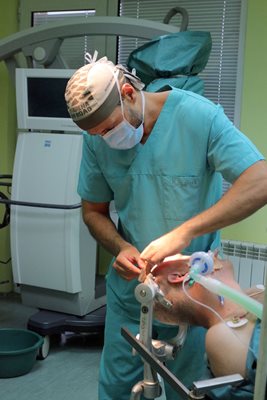 Д-р Найденов подготвя пациент за операция. 