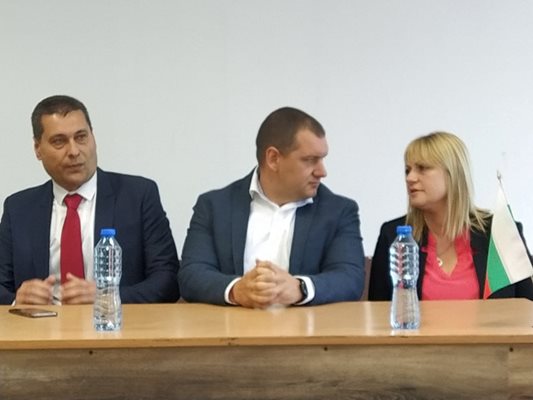 На брифинга присъстваха кметът на Раковски Павел Гуджеров и местната кметица.