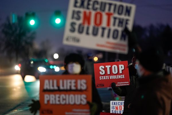 Активисти се противопоставиха на смъртното наказание, се събират в знак на протест срещу екзекуцията на Лиза Монтгомъри