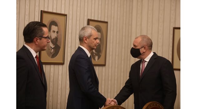 Президентът се ръкува с лидера на "Възраждане" Костадин Костадинов. СНИМКИ: НИКОЛАЙ ЛИТОВ