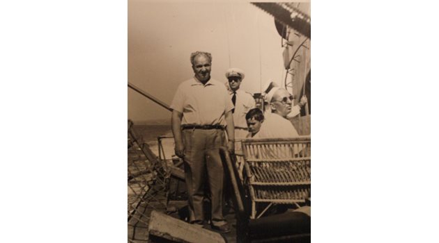 Райко и Дамян Дамянови на кораб с Енвер ходжа, при едно от гостувания на албанския комунистически лидер в "Евксиноград". 
