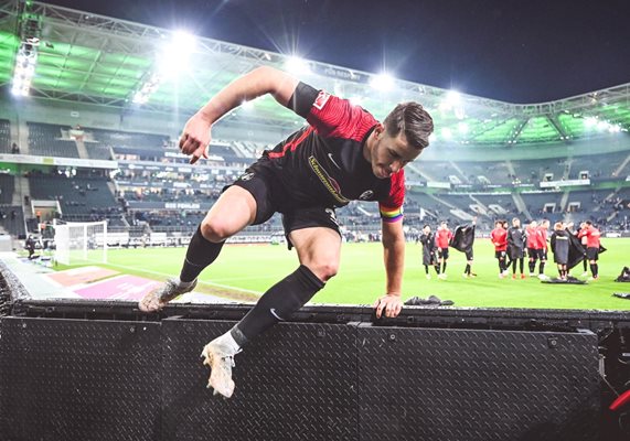 Капитанът Кристиан Гюнтер ще извезе днес "Фрайбург" във финала за купата на Германия срещу "Байер" (Леверкузен).