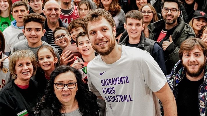 Множество българи си направиха групово селфи с Везенков