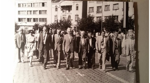 ЛИДЕРИ: Лазар Дългърски (вляво) със земеделски депутати от Великото народно събрание.