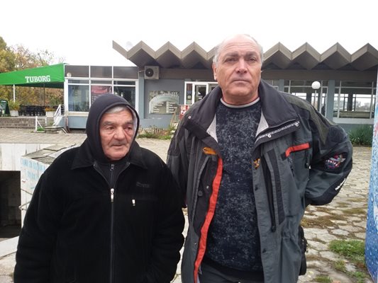 Водачът на автобуса /вляво/ и шефът на градския транспорт Георги Кьосев