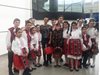Преслава се снима с деца в народни носии на летището