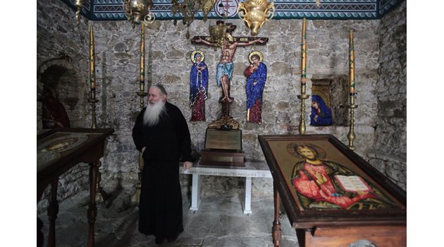 В параклиса “Голгота” в Троянския манастир дядо Сионий е подредил три безценни за християните камъка - от Тавор, от Голгота и от Божи гроб.