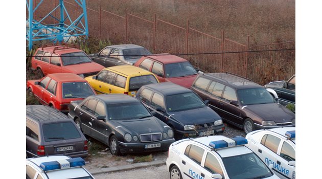 Стотици крадени и намерени коли, прибрани като веществени доказателства, гният на различни полицейски паркинги в страната.