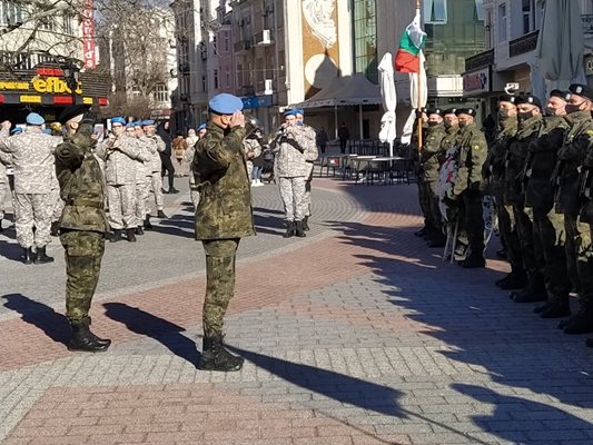 Генерал Явор Матеев прие почетния строй.