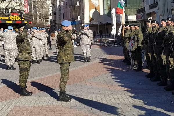 Генерал Явор Матеев прие почетния строй.