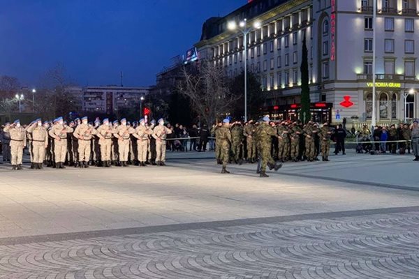 Войници от пловдивския гарнизон участваха в тържествената заря-проверка.