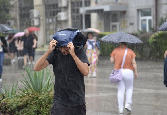 Силен дъжд заваля към 17 часа и в София. Снимки ЙОРДАН СИМЕОНОВ и ГЕОРГИ КЮРПАНОВ
