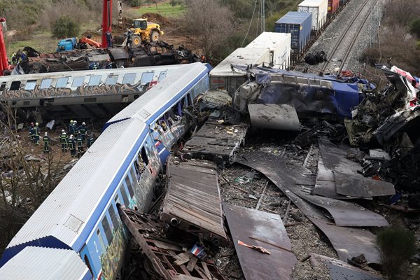 Катастрофиралите влакове СНИМКА: Ройтерс