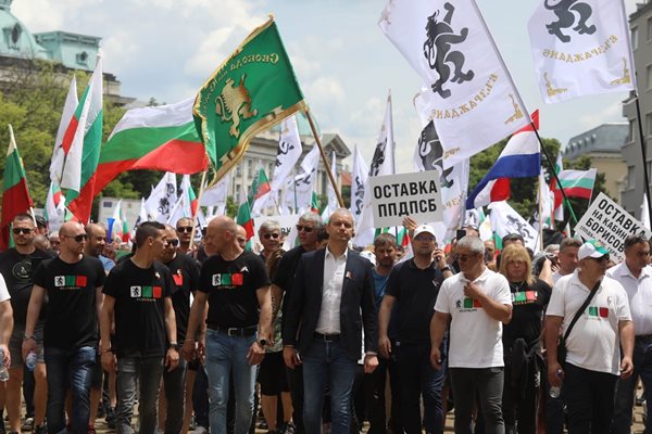Движението по бул. Цар Освободител между двете институции е блокирано СНИМКА: Николай Литов