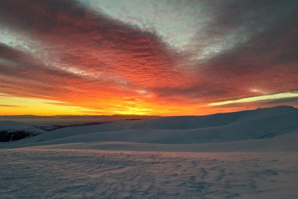Залезът от последния ден в годината -  31.12.2019, заснет от Валентин Митев на връх Безимен.