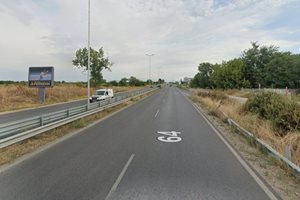 Катастрофа затруднява движението по Карловско шосе, двама са в болница